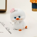 Simpatico anatroccolo bianco per cruscotto auto con fiore rosa in posa pensierosa - Piccolo Ornamento Bianco Tipo A (0037)