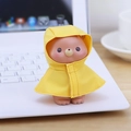 Linda figura de oso rosa con impermeable amarillo en el teclado decorativo mesa - Estilo A Oso Adorno Impermeable / Amarillo