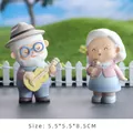 Simpatiche statuette in resina di coppia anziana che suonano musica per regalo di nozze - Canzone d'amore - Tema del Canto