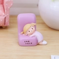 Schattig meisjesfiguur op paarse bank met kalme uitdrukking en Chinese tekst - Stijl B Liggende Baby (Maakt Niet Uit, Een Beetje Moe)