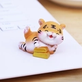 Simpatica statuetta di tigre in resina con lingotti d'oro per scrivania e cruscotto - Stile C Mini Tigre con Lingotto d'Oro