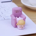 Schattig blond meisje op paarse stoel met humoristische tekst voor op het bureau - Stijl C Draaiende Baby (Slaapkampioen)