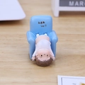 Grappig harsfiguurtje op een blauwe bank met tekst I am really Lay voor bureau decor - Stijl D Glijdende Baby (Ik Ben Echt Moe)