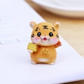 Niedliche Tigerfigur aus Harz mit Goldbarren und chinesischem Fu-Schriftzug-Dekor - Stil E Mini-Segenstiger mit Goldbarren