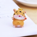 Süße Mini-Glückstiger-Figur für Auto-Armaturenbrett mit Goldbarren und Reichtumssymbol - Stil F Mini-Reichtumstiger mit Glückssymbol