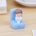 Schattig cartoon jongen figuurtje op blauwe bank voor auto en bureau decoratie - Stijl F Knuffelbaby (Ik Ben Emo)