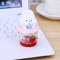 Mignonne figurine de lapin blanc miniature avec tasse rose et perles sur le clavier - Style B Lapin (Thème Fraise)