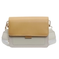 Borsa a tracolla alla moda con patta gialla e ampia tracolla bianca su sfondo bianco - Giallo