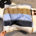 Detalle de pañuelo de seda con estampado de leopardo, rayas azules y cadenas - 65*65cm / Azul Real