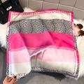 Detalle de un pañuelo cuadrado de lujo con estampado de leopardo y motivos de cadena - 65*65cm / Rosa Rojo