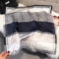 Detalle de un pañuelo de seda con estampado de leopardo y cadenas sobre alfombra blanca - 65*65cm / Negro