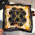 Pañuelo de seda cuadrado de lujo con cadena dorada sobre alfombra blanca con accesorios - 65*65cm / Negro