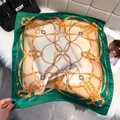 Detalle de bufanda de seda de lujo con cadenas doradas y motivos ecuestres en una alfombra - 65*65cm / Verde