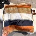 Elegante pañuelo de seda sintética con estampado de leopardo y diseño de cadena - 65*65cm / Marrón Caramelo