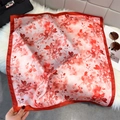 Dettaglio di foulard in seta con stampa floreale rossa e bordi scuri su tappeto di peluche - 65*65cm / Rosso (W-495)