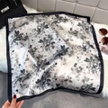 Foulard quadrato in seta con stampa floreale su tappeto di peluche e accessori - 65*65cm / Nero (W-495)