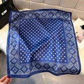 Dettaglio di un foulard di seta blu navy con pois bianchi su soffice ecopelliccia - 65*65cm / Blu Notte