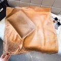 Dettaglio del foulard quadrato in raso con fine trama a pois e bordo bianco raffinato - 65x65cm / Oro Ambra (W-545)