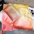 Foulard quadrato in raso sfumato arancio e giallo con delicate trame a pois - 65x65cm / Rosa (W-545)
