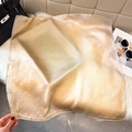 Dettaglio di elegante foulard in raso beige con trama a pois su un tappeto morbido - 65x65cm / Oro Crema Champagne (W-545)