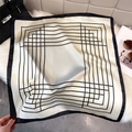 Elegante foulard in seta 70cm con motivi geometrici crema e neri e accessori moda - 65*65cm / Bianco