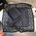 Elegante foulard in seta bianco e nero con motivo a pois e bordo geometrico a rombi - 65*65cm / Nero