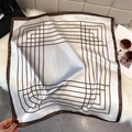 Flat lay di un foulard in seta geometrico da 70cm con borsa di lusso e occhiali - 65*65cm / Marrone Cachi