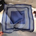 Dettaglio di sciarpa in seta blu navy con motivo pied de poule e finitura satinata - 65*65cm / Blu Profondo (W-550)