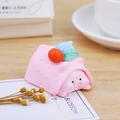 Linda figurita de cerdo rosa de resina, tema pastel de fresa para coche o escritorio - Estilo de fresa rosa con bayas