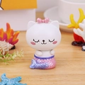 Niedliche Katzen-Meerjungfrau-Figur aus Harz mit rosa Schleife und buntem Fischschwanz - Wackelkopf Schleifen-Stil