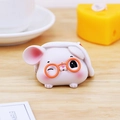 Figurine de souris blanche mignonne avec lunettes oranges et mini bonnet en tricot rouge - Souris Couche-tard (Grande)