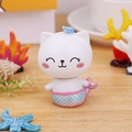 Niedliche Katzen-Meerjungfrau-Figur aus Harz mit weißem Körper und pink-blauem Schwanz - Wackelkopf Kronen-Stil