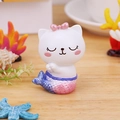 Figurine chat sirène en résine avec queue dégradée rose et décor de mer - Style Vœu