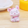 Figurine de souris en résine rose avec nœud, idéale pour décoration de bureau - Souris Espiègle (Mini)