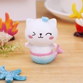 Figurine chat sirène en résine blanc et dégradé rose pour décoration de bureau - Style Espiègle