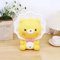 Salvadanaio a forma di orsetto giallo con fiocco rosa in un ambiente accogliente - Salvadanaio Orso Giallo