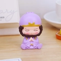 Simpatica statuina di monaco viola di Viaggio in Occidente in posa di preghiera - Stile Sandy