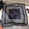 Dettaglio di stampa pied de poule e croce su sciarpa di raso su superficie di peluche - 65*65cm / Nero (W-550)