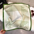 Elegante foulard in seta 70cm con strisce geometriche verdi su base bianco crema - 65*65cm / Verde