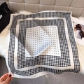 Foulard quadrato in seta con stampa pied-de-poule bianca e nera e motivi a croce eleganti - 65*65cm / Bianco (W-550)
