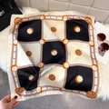 Pañuelo cuadrado de seda con estampado de cuadros y cadenas doradas de estilo lujoso - 65*65cm / Blanco