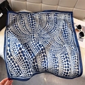 Foulard en soie artistique à pois bleu marine et blanc sur fond luxueux texturé - Bleu clair