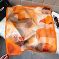 Détail de la texture d'un foulard carré en soie avec des motifs abstraits orange vif - 65x65cm / Rouge Orangé (W-551-Rouge Orangé)