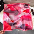 Détail d'un grand foulard en soie satinée aux motifs abstraits roses sur tapis blanc - 65x65cm / Rouge Rose (W-551-Rouge Rose)