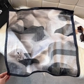 Carré en soie élégant avec imprimé abstrait gris et motif de paysage sur peluche - 65x65cm / Noir (W-551-Noir)