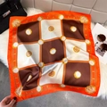 Primer plano de pañuelo de seda cuadrado con bordes naranjas y estampado de león - 65*65cm / Naranja