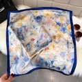 Vierkante zijden sjaal met aquarel bloemen op een wit pluche tapijt met accessoires - 65x65cm / Donkerblauw