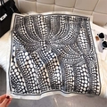 Carré de soie artistique avec motif de citrouille à pois noirs et blancs sur fond blanc - Noir