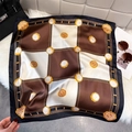 Detalle de pañuelo de seda con cadena vintage y estampado de león en fondo suave - 65*65cm / Café Negro