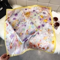 Detailopname van een vierkante zijden sjaal met kleurrijke bloemenprint en gele rand - 65x65cm / Citroengeel